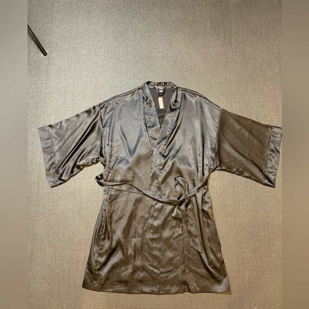 New Victoria's Secret Satin Black Short Sleeve Robe M/L‎